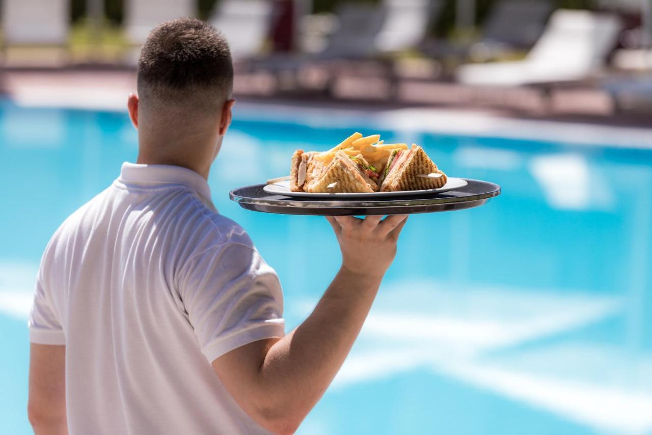 Hotel Du Lac Congress Center & Spa Янина Экстерьер фото A waiter serving food