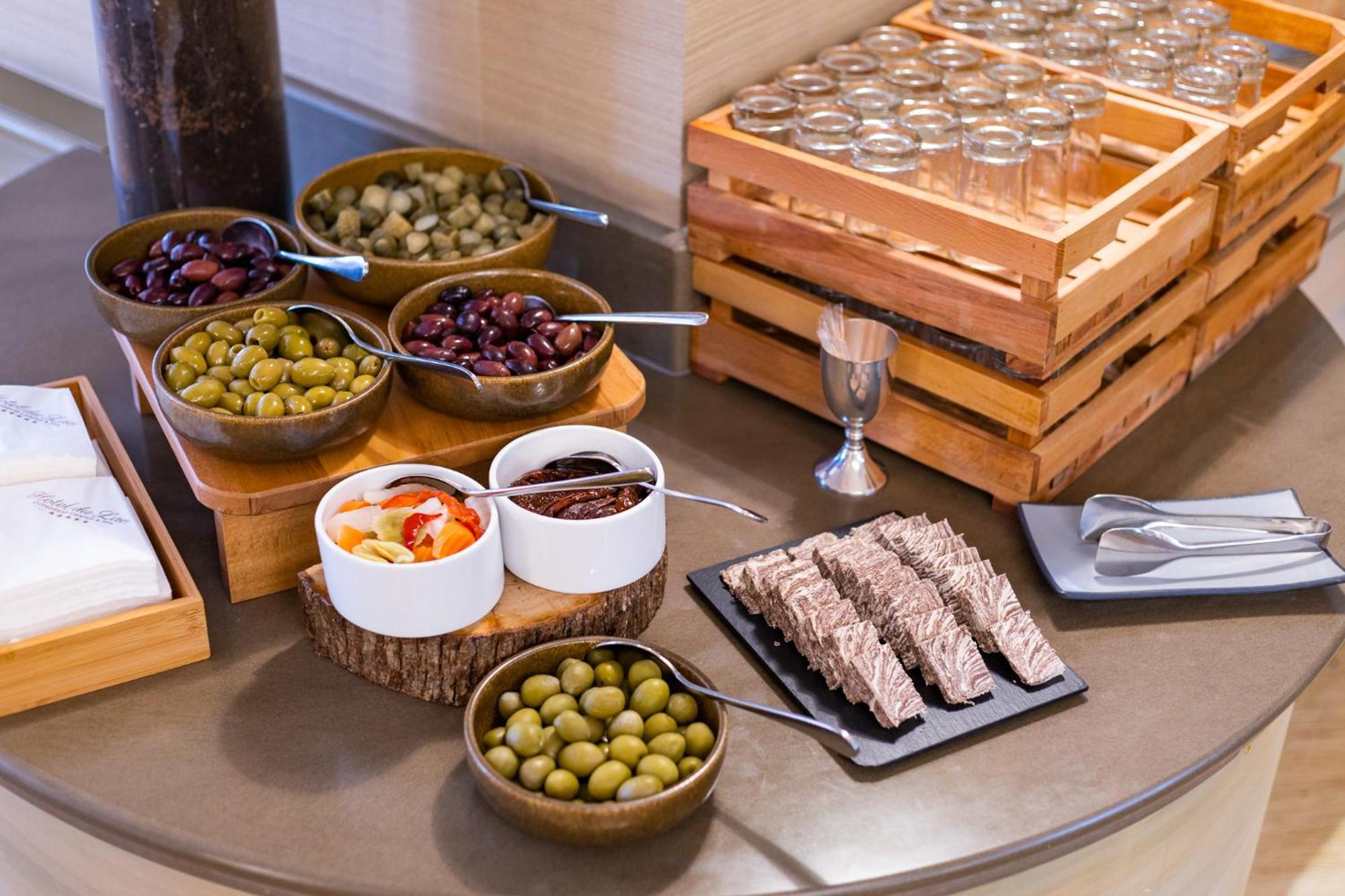 Hotel Du Lac Congress Center & Spa Янина Экстерьер фото A selection of olives and olive oil