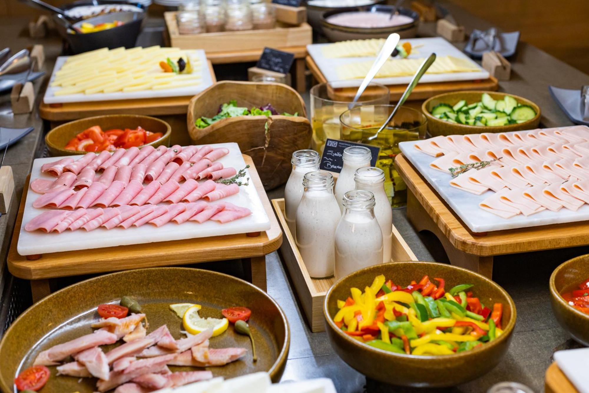 Hotel Du Lac Congress Center & Spa Янина Экстерьер фото A buffet at a hotel