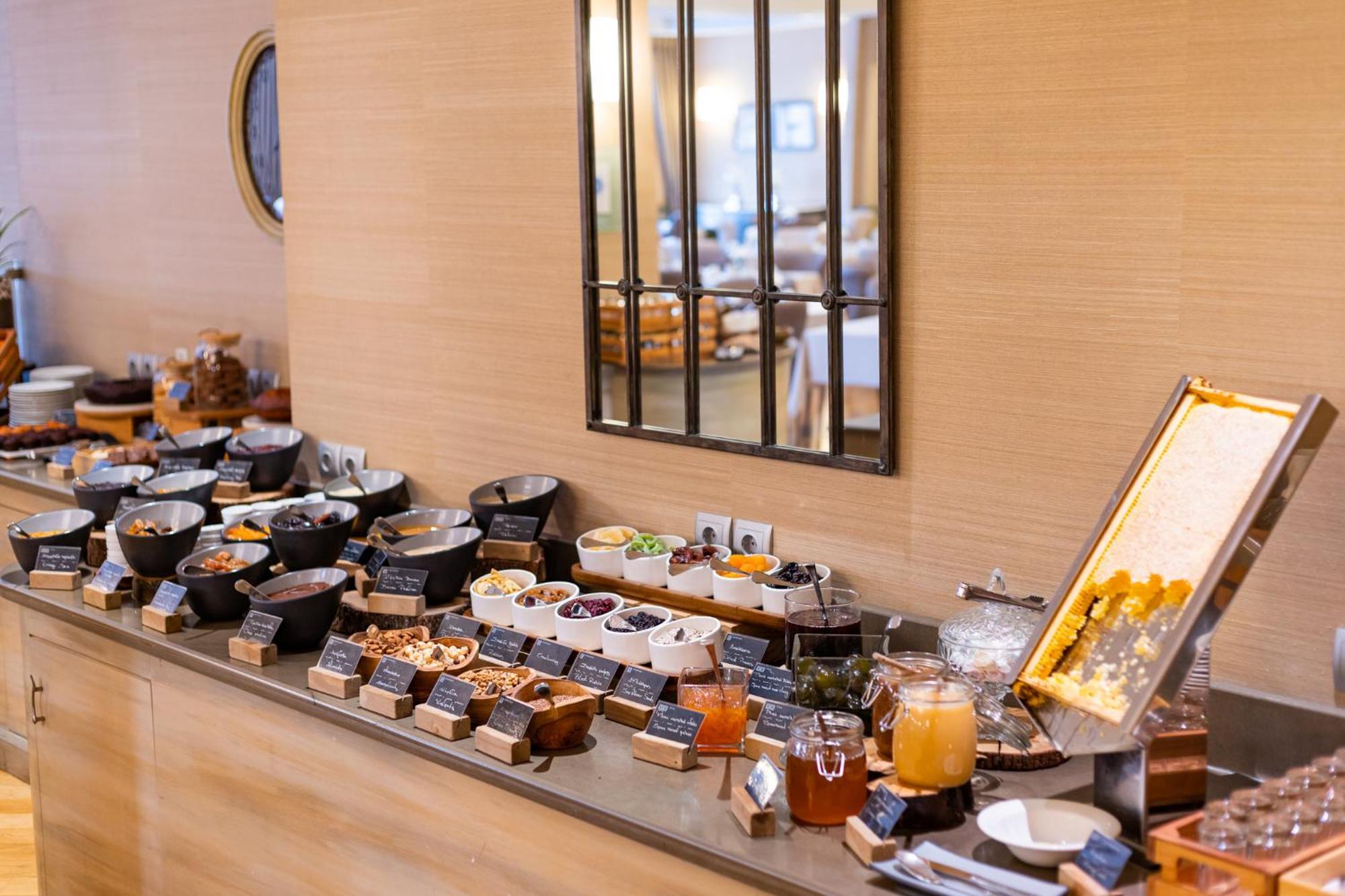 Hotel Du Lac Congress Center & Spa Янина Экстерьер фото A buffet at a hotel